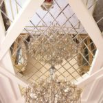 Роскошный дизайн потолка с помощью зеркальных панелей - фото