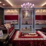 Бархатная мебель в интерьере гостиной - фото