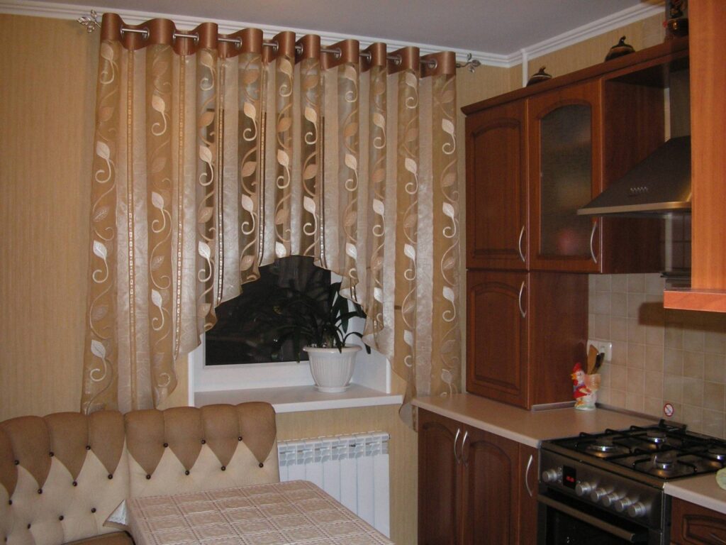 Какие шторы выбрать на кухню: фото современных вариантов